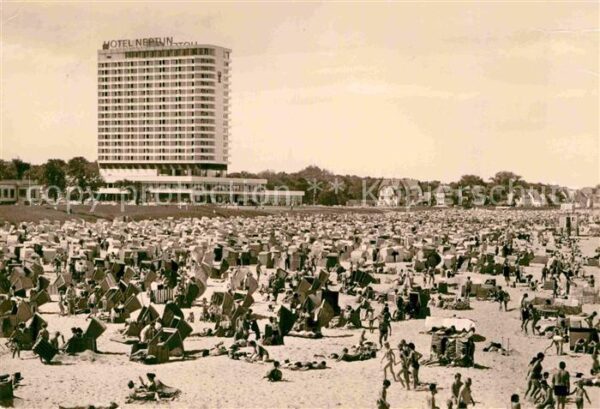 Warnemuende Ostseebad Strand mit Blick zum Hotel Neptun
