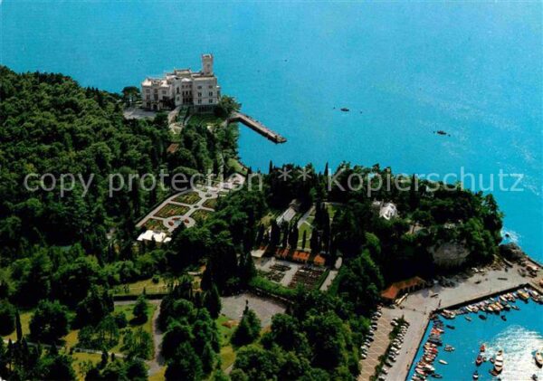 Trieste Parco con il Castello di Miramare vedut