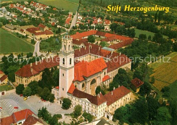 Herzogenburg Stadt mit Chorherrenstift Fliegeraufnah