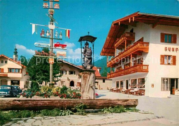 Ruhpolding Dorfplatz mit Maibaum und Marienbrunnen