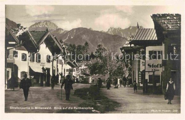 Mittenwald Bayern Strassenpartie Blick auf Reiterspitze S