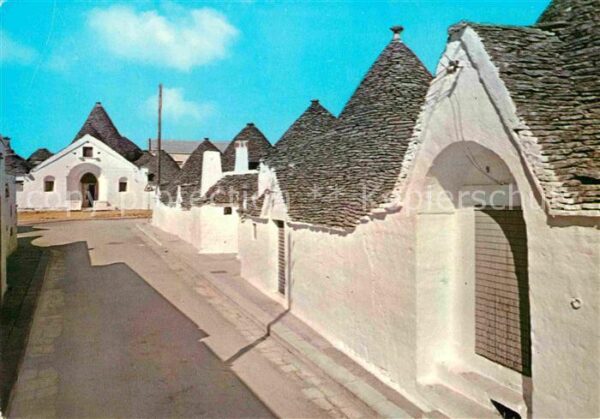 Alberobello Via del Gesu e Trullo Sovrano