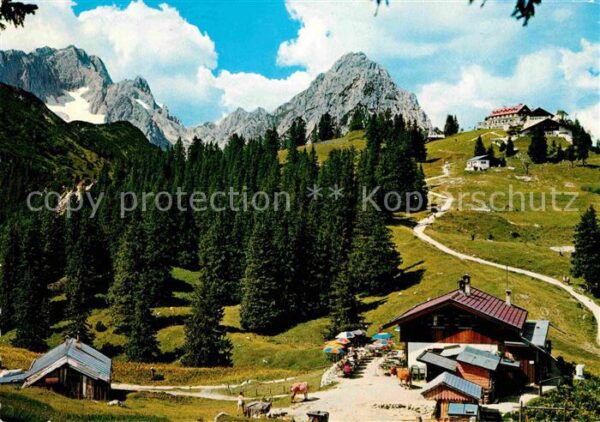 Kreuzeck Kreuzalm und Kreuzeckhaus gegen Zugspit