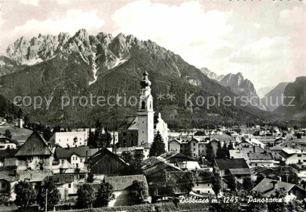 Dobbiaco Pustertal Suedtirol Stadtbild mit Kirche Panorama Dolomiten
