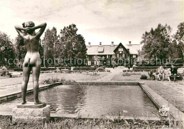 Vaennaes Oscarstorget Brunnen mit Skulptur