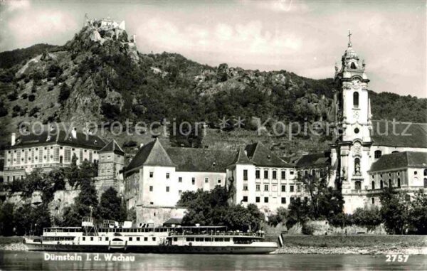 Duernstein Wachau Uferpromenade mit Kirche
