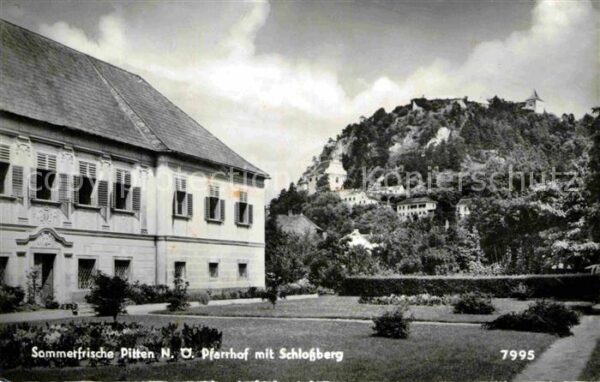 Pitten Pfarrhof mit Schlossberg