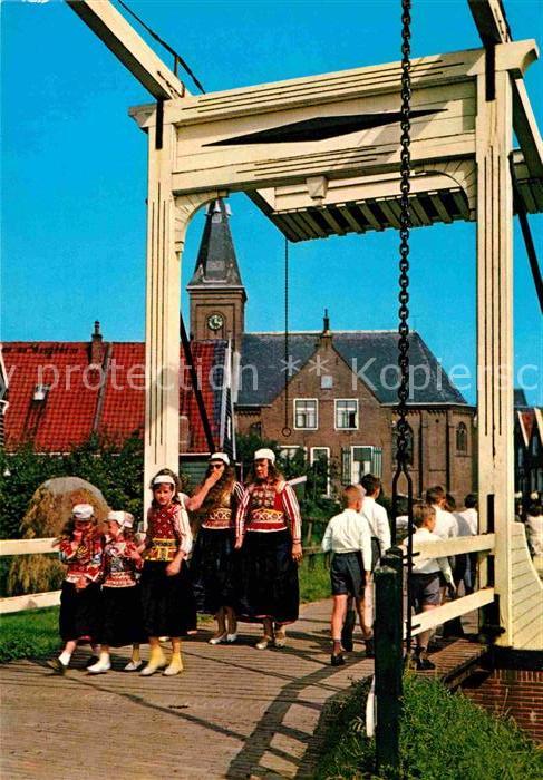 Marken Trachtenträger Kirche Brücke