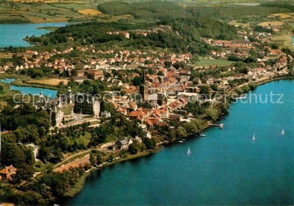 Ploen See Stadtbild mit Schloss Naturpark Holstei