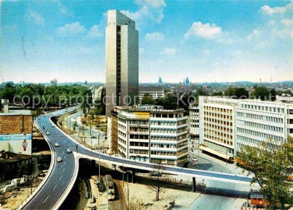 Duesseldorf Blick zur neuen Hochstrasse Hochhaus