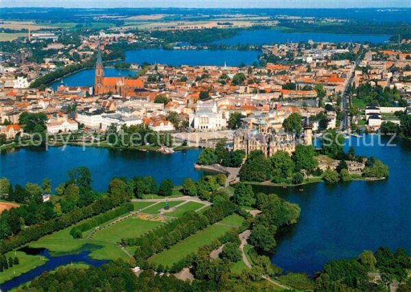 Schwerin Mecklenburg Landeshauptstadt mit Schloss Park Seen