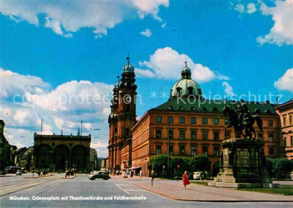 Muenchen Odeonplatz mit Theatinerkirche udn Feld