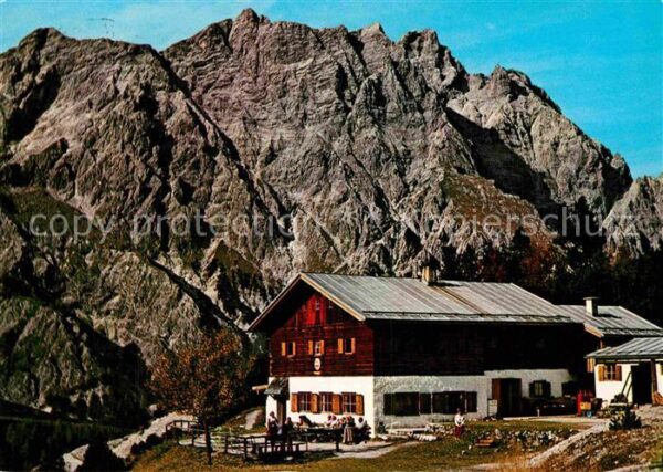 Wimbachgriess Huette mit Hochkalter-Massiv