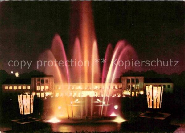 Bad Lippspringe Kurhaus mit Leuchtfontäne bei Nacht