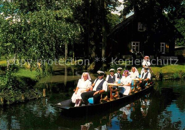 Luebbenau Spreewald Spreewaldhafen Dammstrasse Kahnfahrt