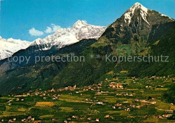 Dorf Tirol Gesamtansicht mit Alpenpanorama Flieger