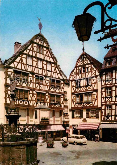 Bernkastel-Kues Marktplatz mit Fachwerk