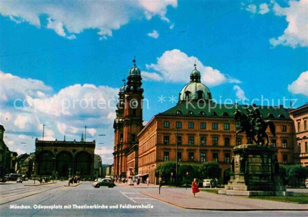 Muenchen Odeonsplatz mit Theatinerkirche und Fel