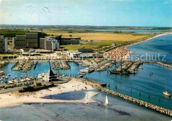 Damp Fliegeraufnahme mit Strand und Hafen