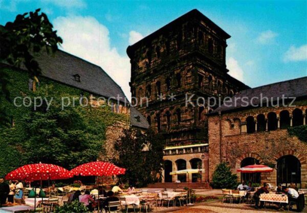 Trier Brunnenhof mit Porta Nigra und Simeonst