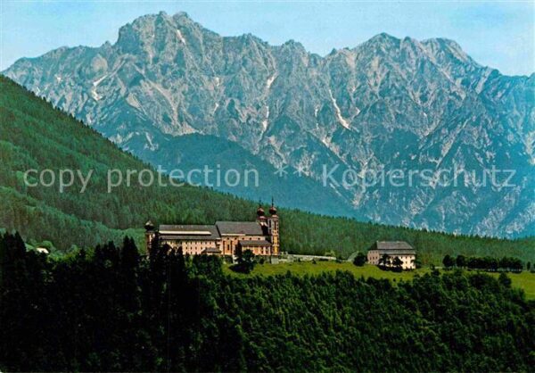 Frauenberg Enns Wallfahrtsbasilika gegen Hexenturm und