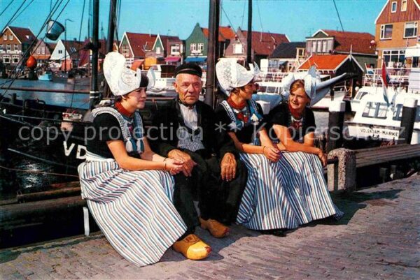 Volendam Bewohner in Trachten am Hafen
