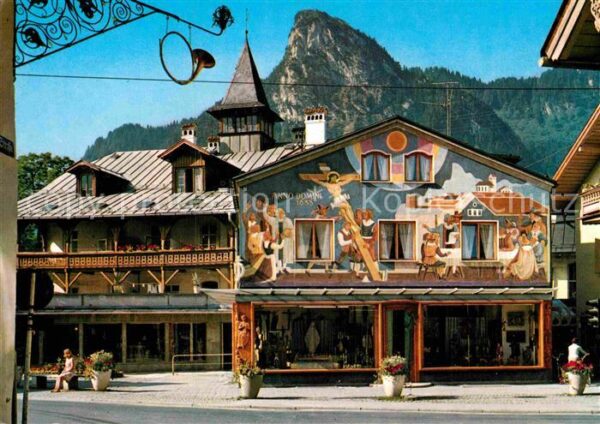 Oberammergau Dorfplatz mit Fresko Das Gelübde Passio