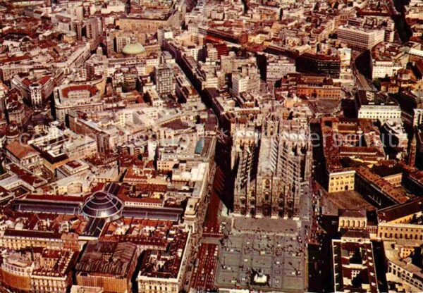 Milano Piazza del Duomo e Palazzo Reale veduta
