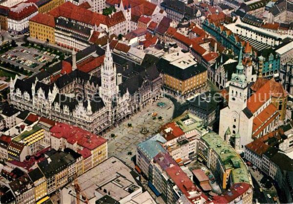 Muenchen Fliegeraufnahme Marienplatz Rathaus