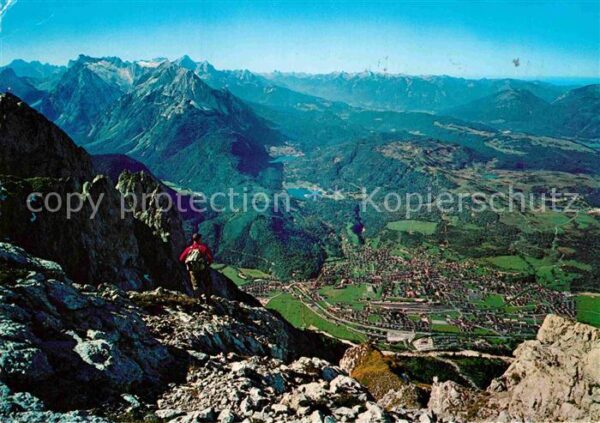 Mittenwald Bayern Blick vom Karwendel mit Lautersee und F