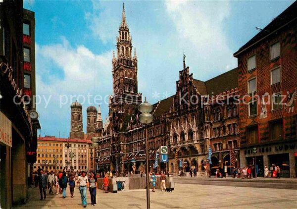 Muenchen Rathaus und Frauenkirche