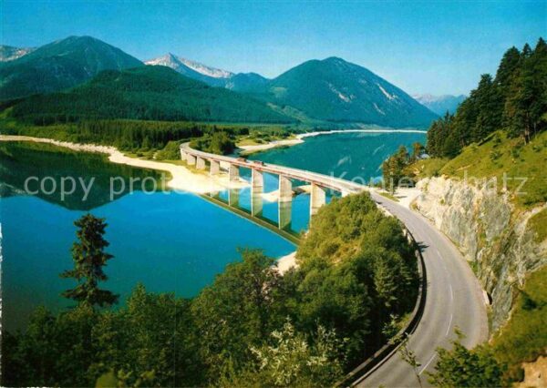 Sylvensteinsee Lenggries Stausee Deutsche Alpenstrasse mit Falle