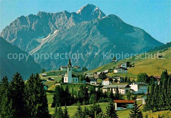 Hirschegg Kleinwalsertal Vorarlberg Ortsansicht mit Kirche Blick zum Widder