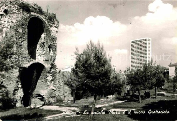 Rimini alte Mauern und Wolkenkratzer
