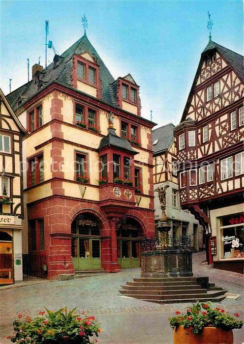 Bernkastel-Kues Marktplatz Fachwerkhaus Brunnen