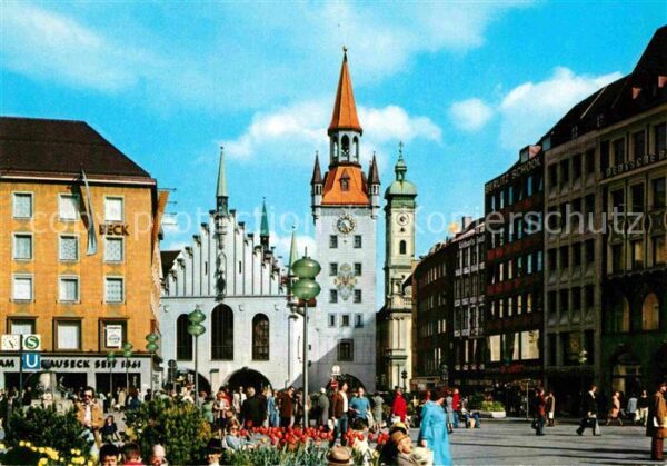 Muenchen Marienplatz mit Altem Rathaus Heiliggei