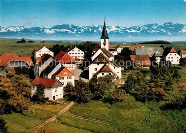 Birkendorf mit Alpenkette
