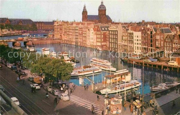 Amsterdam Niederlande Damrak Trouwpartijen per rondvaartboot