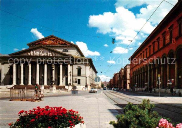 Muenchen Nationaltheater mit Maximilianstrasse