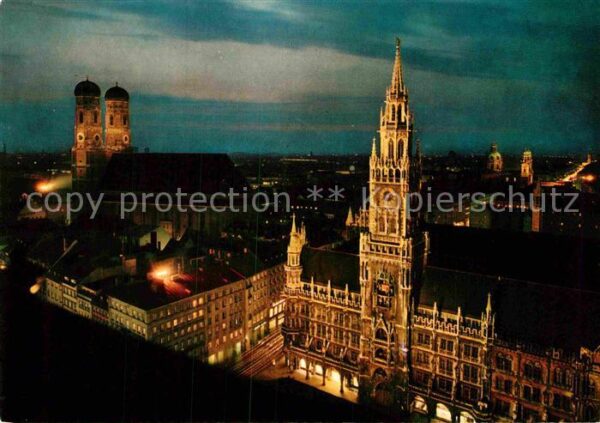 Muenchen Rathaus Frauenkirche bei Abendbeleuchtu