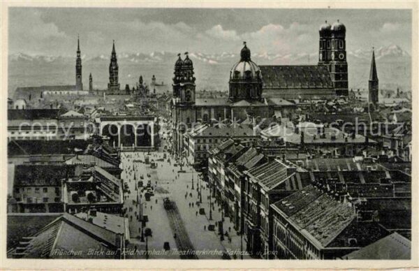 Muenchen Feldherrnhalle Theatinerkirche Rathaus