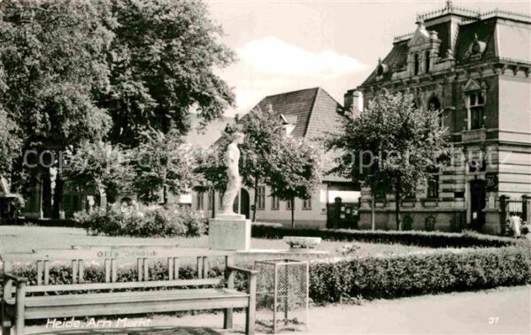 Heide Dithmarschen Partie am Markt Denkmal Statue