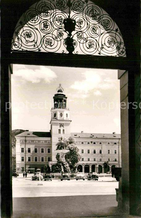 Salzburg Oesterreich Tordurchblick auf Glockenspiel