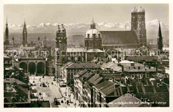 Muenchen Blick von Ludwigskirche auf Stadt und G