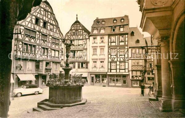 Bernkastel-Kues Altstadt Marktplatz Brunnen Fachwerkhäu