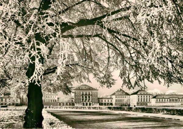 Muenchen Schloss Nymphenburg im Schnee