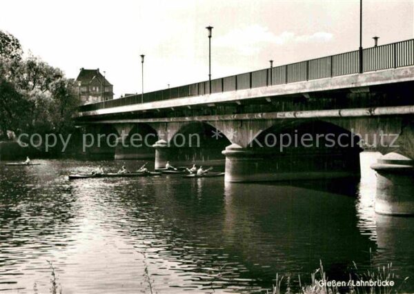 Giessen Lahn Uferpartie am Fluss Ruderboote Brücke