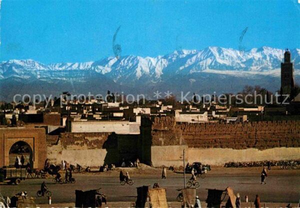Marrakech Marrakesch Stadtmauer mit Grossem Atlas