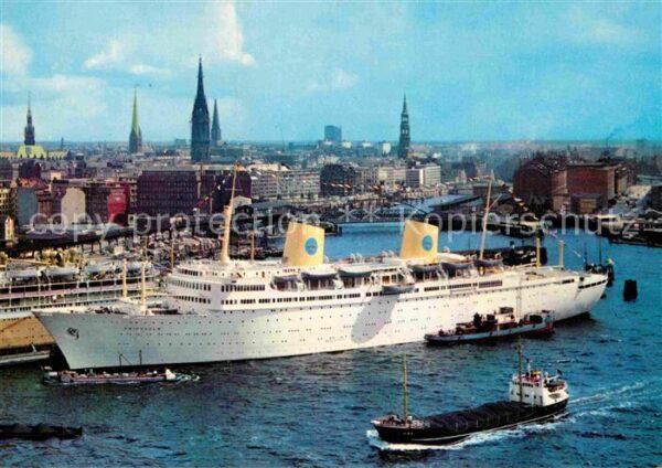 Hamburg Hafen mit Stadtpanorama Passagierschiff