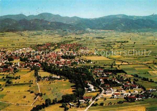 Bad Krozingen mit Blick zum Schwarzwald Fliegeraufnah